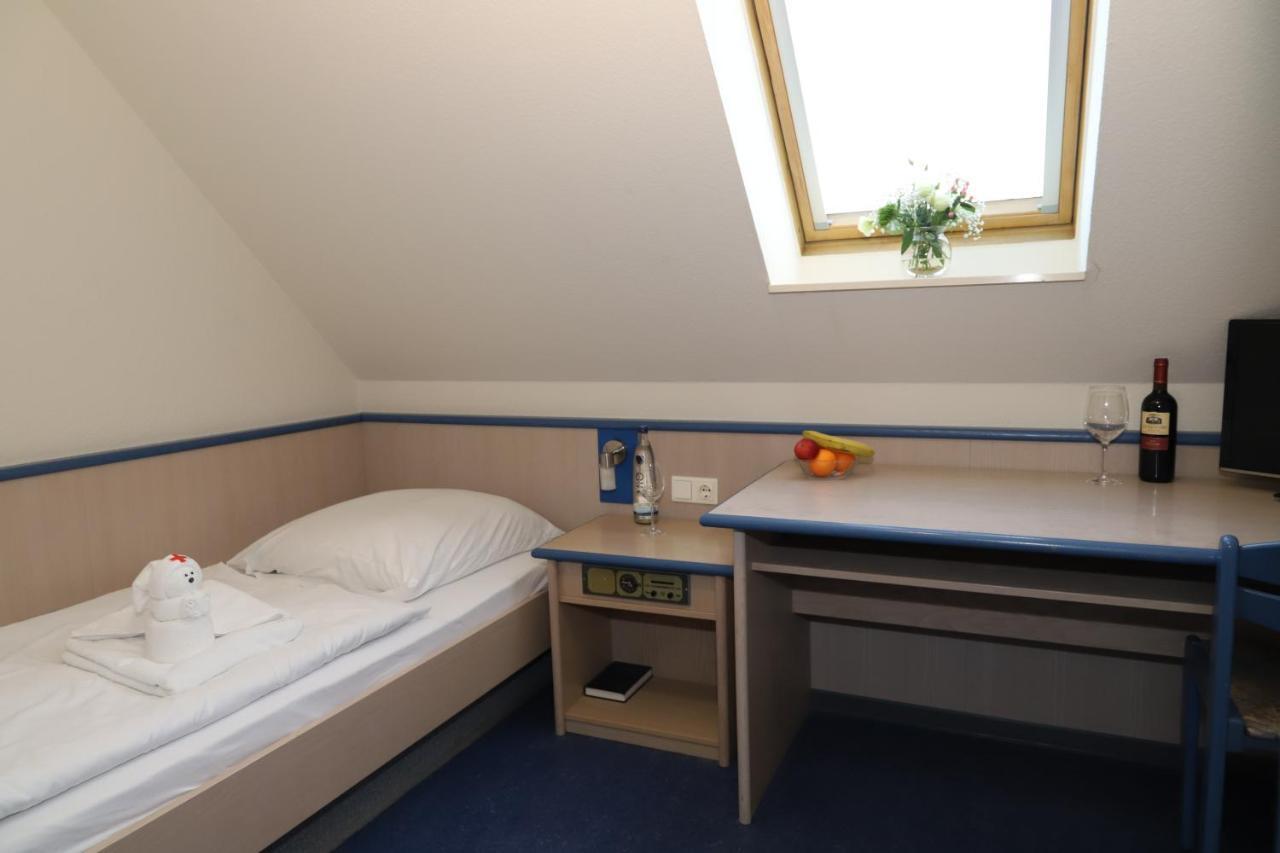 Smart Hostel By Landgasthof Velber 24H7D Seelze Exterior photo