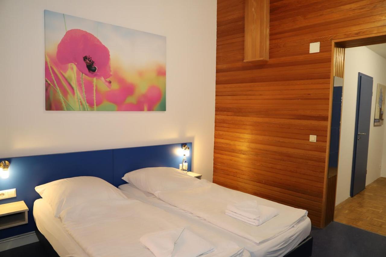 Smart Hostel By Landgasthof Velber 24H7D Seelze Exterior photo