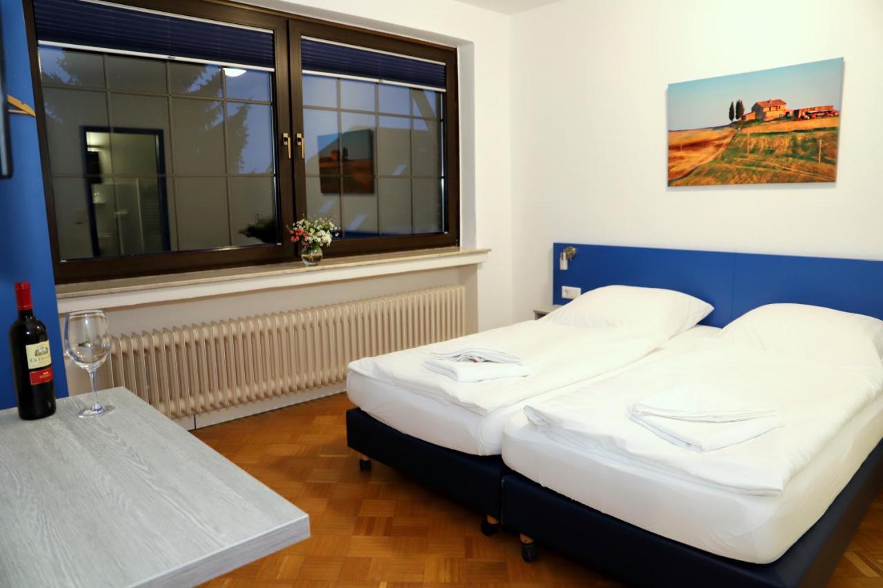 Smart Hostel By Landgasthof Velber 24H7D Seelze Exterior photo