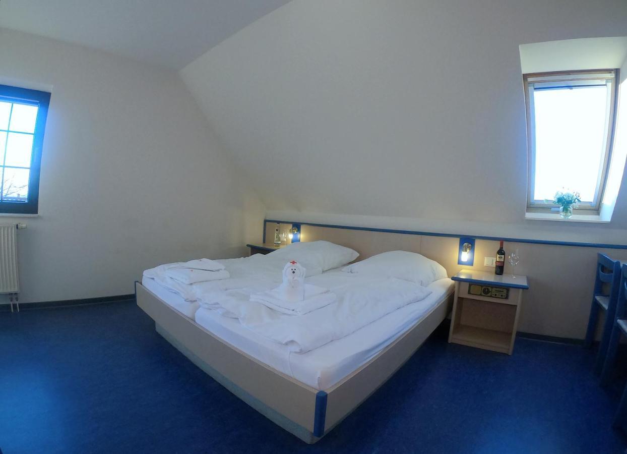 Smart Hostel By Landgasthof Velber 24H7D Seelze Exterior photo